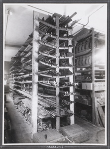 222988 Interieur van de N.V. Snelwegerfabriek “Utrecht”, W.C. Olland (Dorpsstraat 78-80) te De Bilt: magazijn.N.B. De ...